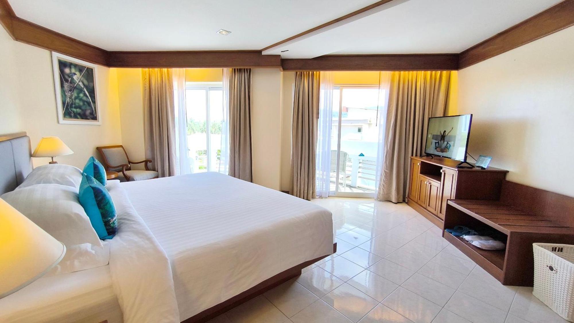 Andaman Beach Suites Hotel, Patong Phuket Экстерьер фото